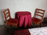 deux chaises et une table dans le coin d'une pièce