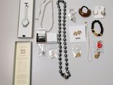 beaucoup de bijoux sur la table