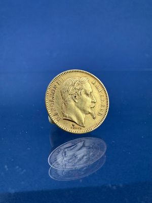 l'image d'une pièce d'or se reflétant sur une surface bleue