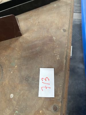 une feuille de papier posée sur une table
