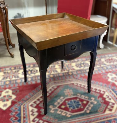 une petite table en bois surmontée d'un tiroir