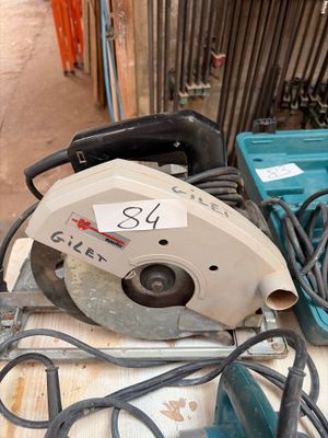 a picture of a circular saw sitting on top of a table