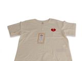 T-shirt avec un cœur sur la poitrine et une étiquette sur la poitrine