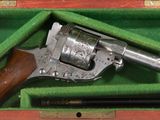 un vieux pistolet dans un étui en bois muni d'une crosse en bois
