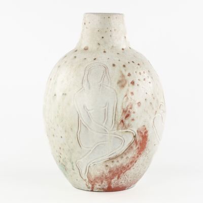 un vase blanc avec la photo d'une femme dessus