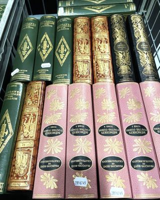 de nombreux livres exposés dans un magasin