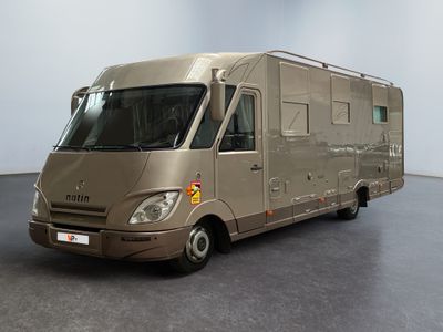 une photo d'un camping-car garé dans une pièce