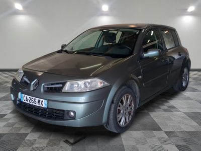 la photo d'une voiture grise garée dans un garage