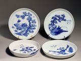 trois assiettes bleues et blanches ornées d'oiseaux et de fleurs