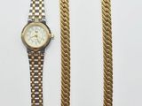 une montre en or et une chaîne en or sur fond blanc