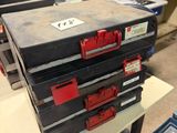 une pile de caisses à outils posée sur un établi