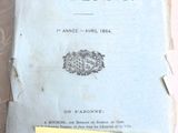 un livre sur lequel est collé un autocollant jaune, posé sur un lit