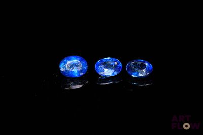 trois saphirs bleus sur fond noir