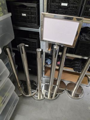 beaucoup de poubelles et un panneau dans une pièce