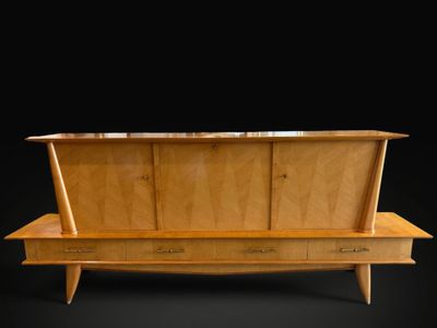 une photo d'un banc en bois muni de tiroirs