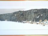une photo d'une photo d'une montagne enneigée