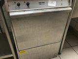 lave-vaisselle en acier inoxydable dans une cuisine professionnelle dotée d'un carrelage au sol
