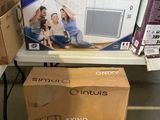 de nombreuses boîtes contenant du matériel électronique, posées par terre dans le magasin