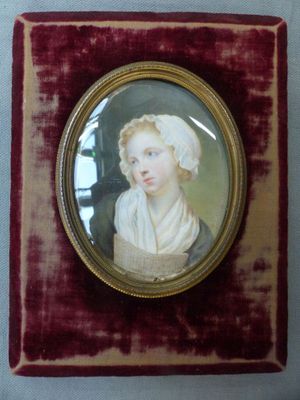 portrait d'une femme en robe blanche dans un cadre en velours rouge