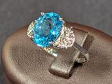 une image représentant une bague sertie d'une topaze bleue entourée de diamants blancs