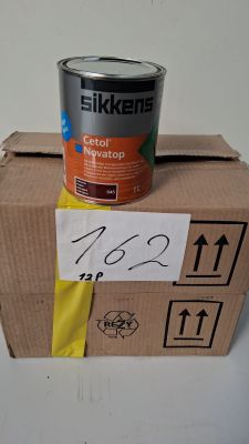 un pot de peinture posé sur une boîte en carton