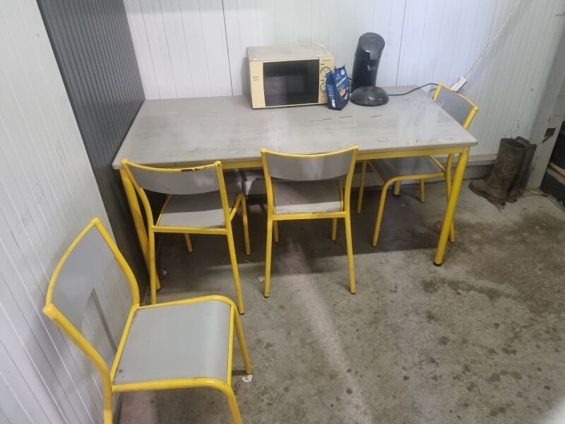 Table 4 chaises, micro-onde King d'Home et cafetière Senseo