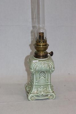 une lampe posée sur une table
