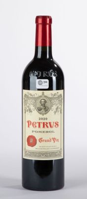 une bouteille de vin posée sur une table
