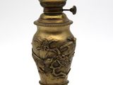 lampe à huile en laiton ancien sur fond blanc, avec un fond blanc