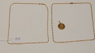 deux morceaux de chaîne en or surmontés d'une pièce de monnaie
