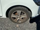 une voiture blanche qui a un pneu crevé