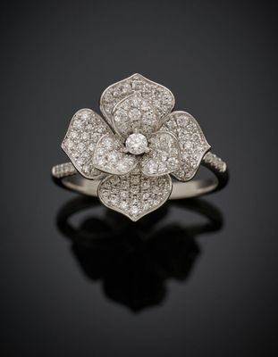 une bague Art déco ornée d'une fleur en diamants