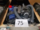 une boîte contenant un masque à gaz et d'autres objets