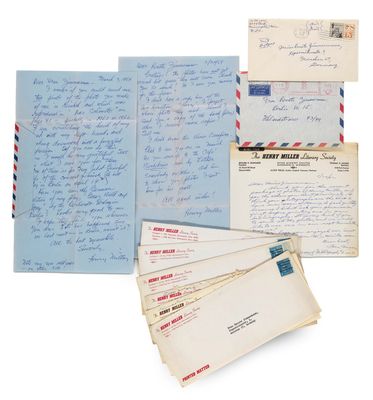 Plusieurs vieilles lettres et enveloppes sont empilées les unes sur les autres