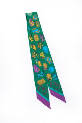 cravate verte et violette ornée d'un motif de crânes et de fleurs