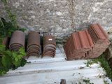 de nombreux types de tuiles éparpillées sur le sol