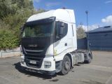 un camion blanc garé dans un parking