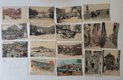 beaucoup de vieilles photos accrochées au mur
