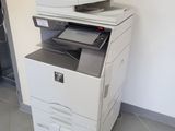 une imprimante blanche posée sur un meuble blanc