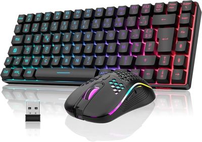 un clavier d'ordinateur et une souris placés l'un à côté de l'autre