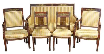 quatre chaises avec des assises rembourrées à rayures et un piètement en bois