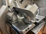 une machine posée sur le comptoir d'une cuisine
