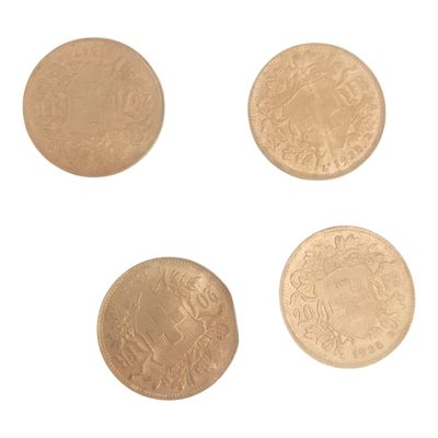 quatre types de pièces différents sur fond blanc