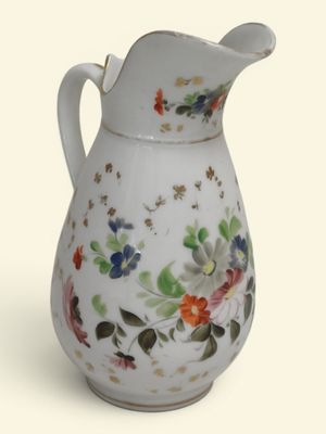 un pichet blanc orné d'un motif floral