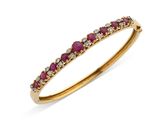 un bracelet rigide orné de rubis et de diamants