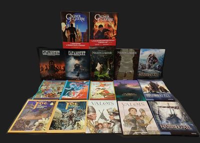 un grand nombre de livres posés sur une table
