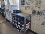 un établi sur lequel se trouvent tout un tas d'outils