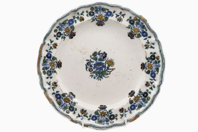 MOUSTIERS Assiette de forme chantournée en faïence émaillée …