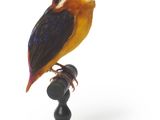 un oiseau perché au sommet d'un poteau noir