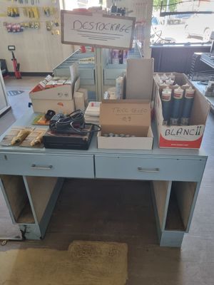 une table sur laquelle sont disposés de nombreux articles dans un magasin